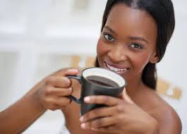 Imagens de Negra tomando café sem royalties | Depositphotos