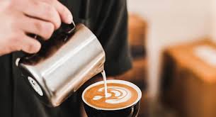 Aprenda a fazer desenhos de latte art no café